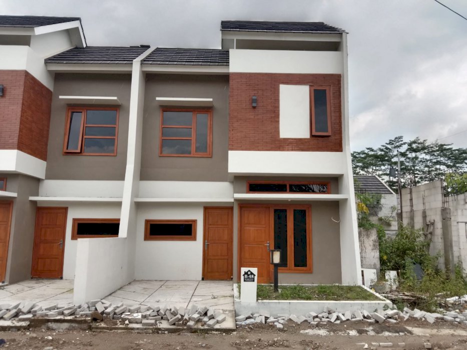 Rumah pesan bangun 2 lantai dekat jl raya