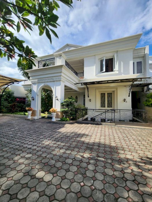 The Luxury White House At Permata Hijau, Jakarta Selatan