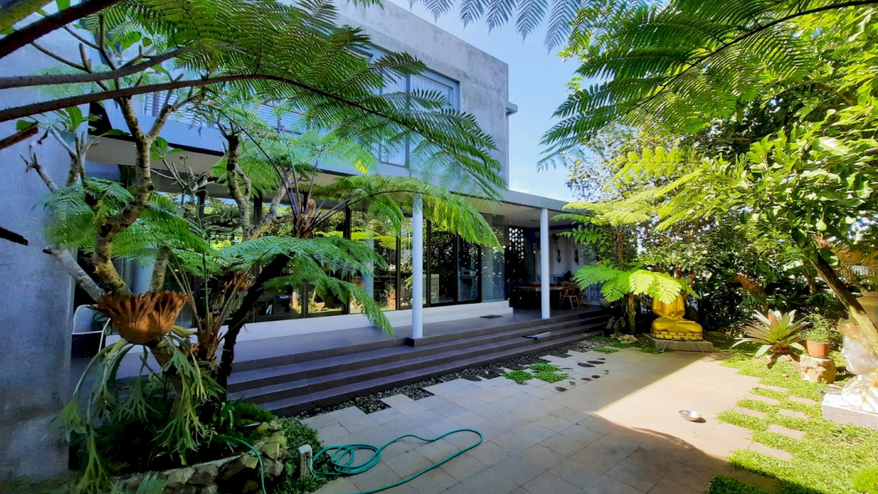 Dijual Cafe resto + Rumah satu lokasi + pabrik susu 081323233008