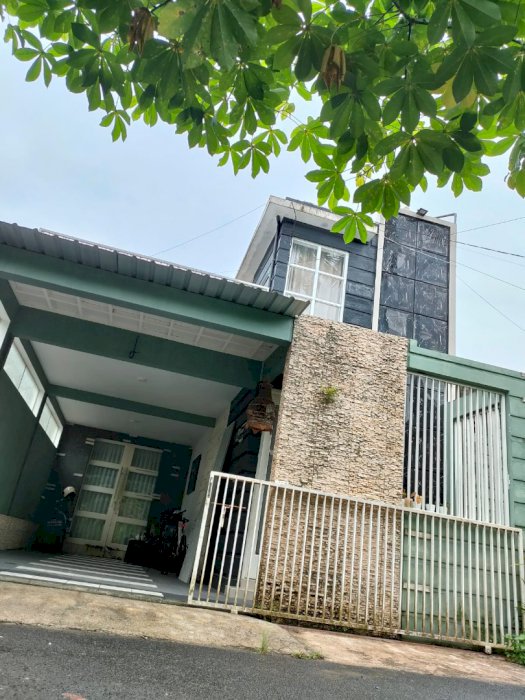 Di Jual Rumah  minimalis 2 lantai di kota Blitar NEGO Loss