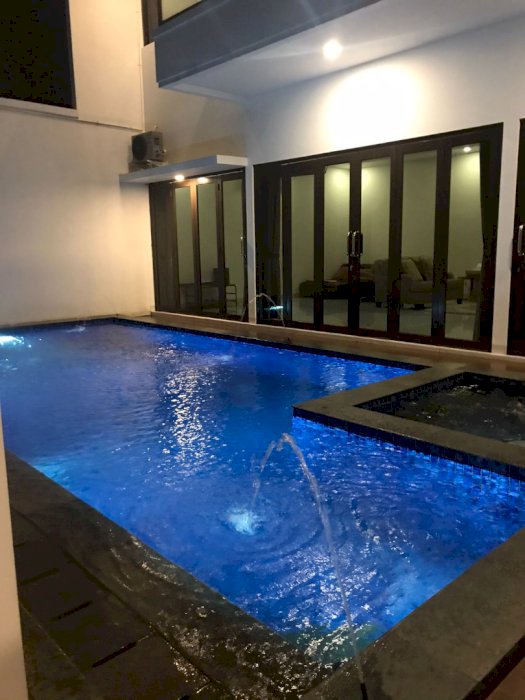 DI JUAL RUMAH FULFURNIS POSISI DI HOOK SENTUL CITY