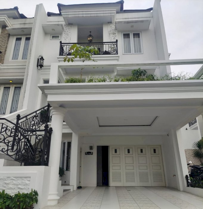 Rumah baru classic modern kolam renang cluster aman nyaman jalan lebar