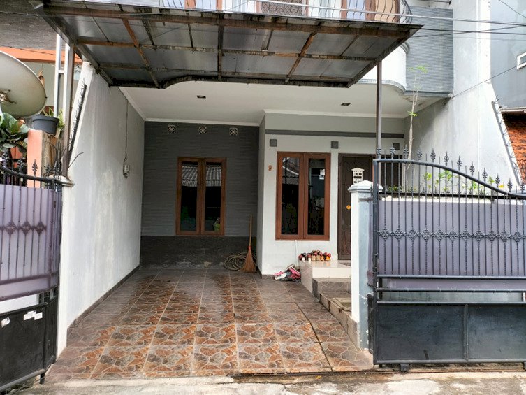 Dijual Rumah Siap Huni 2 Lantai Hadap Selatan  Jakarta Barat