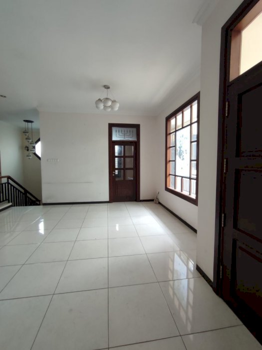 DIJUAL RUMAH LANTAI 2