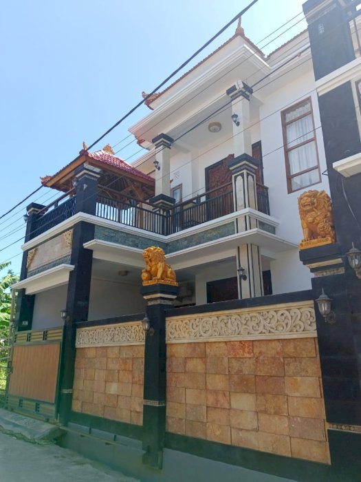 Dijual rumah lantai 2 dengan perlengkapannya di jln smki Batubulan