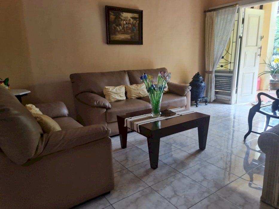 Rumah huk samping  Hal lebar  depan jln 2 jalur