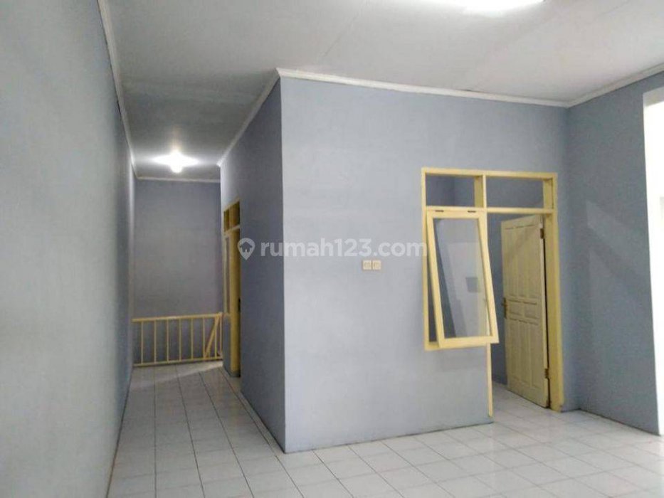 Ruko Royal Palace di Jl Prof Dr Soepomo, Tebet, Jakarta Selatan