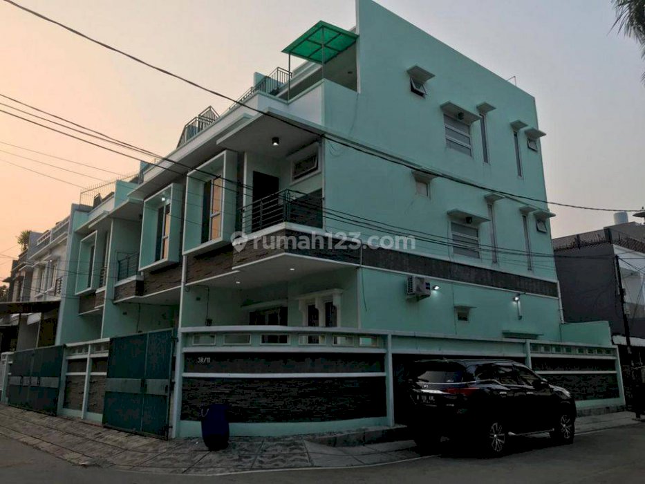 Rumah hoek 3,5lantai siap huni