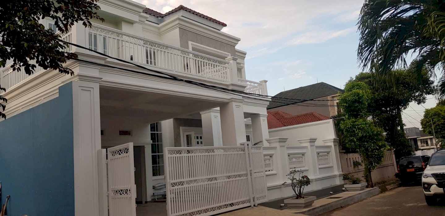Rumah Mewah Full Furnished ada Pool Dlm Komplek Elit Jatiwarna, Bekasi