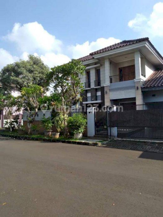 Rumah besar dan myaman di Jalan Anggrek Jingga, 2 Lantai, Bagus, SHM