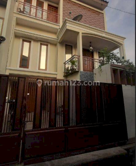 Rumah Cantik dan Bagus, Lantai Granit di Jalan Tanjung Barat, SHM,