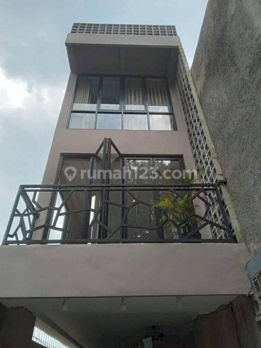 Rumah 3 lantai di Jalan intan, Cilandak, SHM