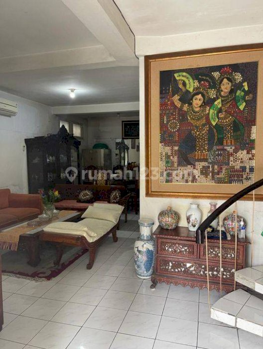 Rumah Kost di Jalan Cikini SHM Murah Butuh Renovasi