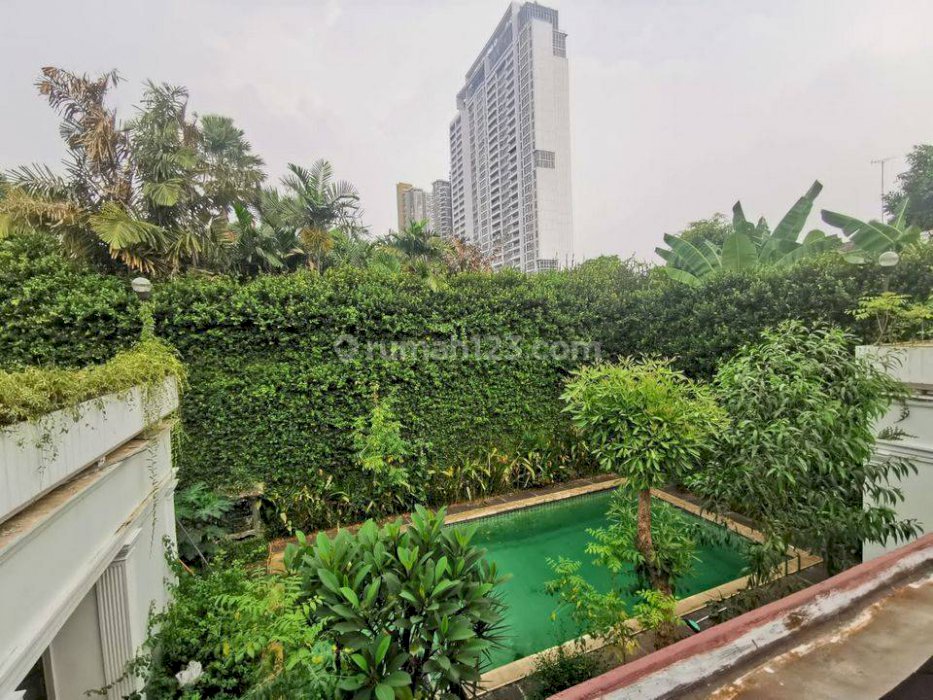 Murah  Rumah  kokoh kolam renang  di raya Permata Hijau,