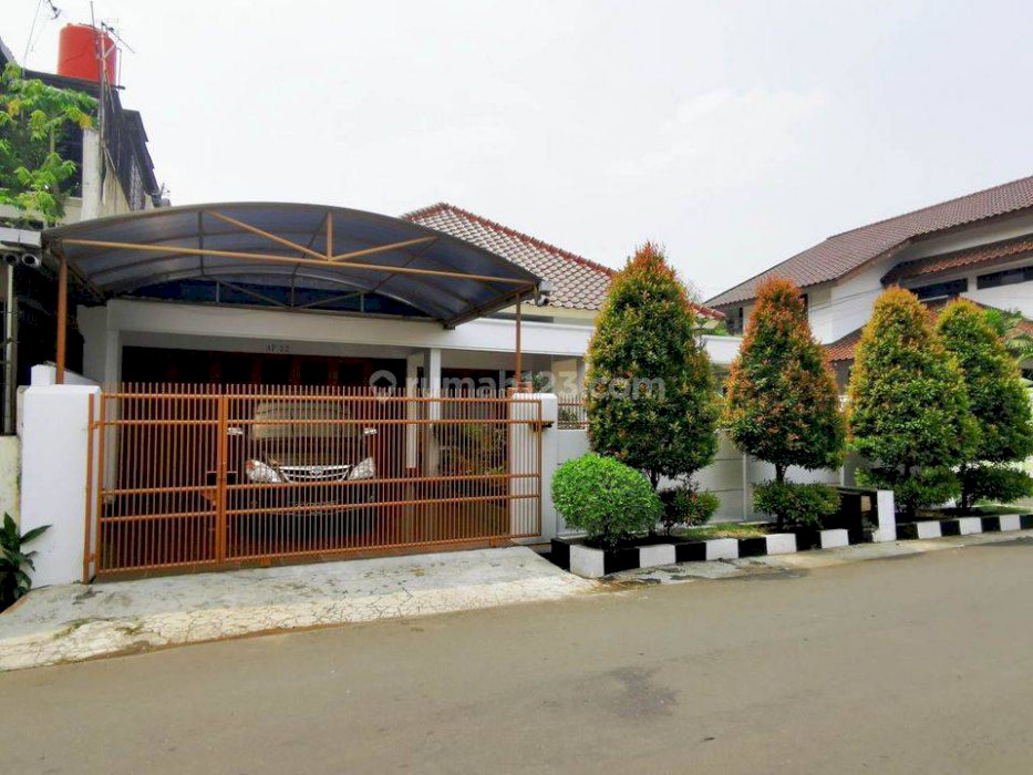 Rumah Hoek Jalan Lebar, Asri, siap huni, ada Ruang Kerja Atap baja