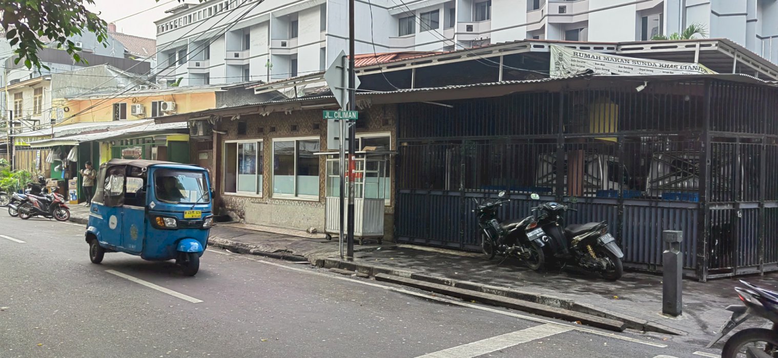 Jual rumah tua pinggir jalan raya