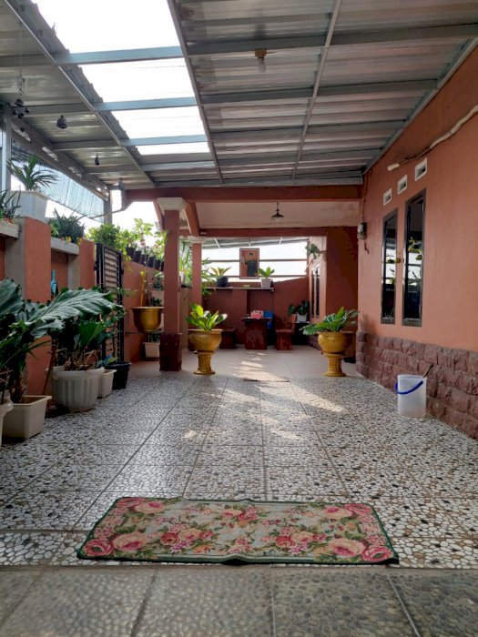 Rumah + carport luas