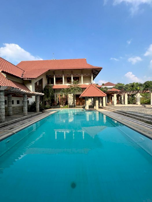 Rumah Mewah Model Villa di Jantung Pondok Indah, Jakarta Selatan