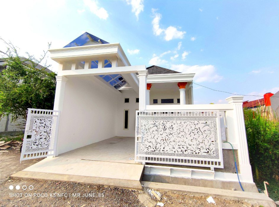 RUMAH MEWAH DESAIN EROPA KLASIK DI TLOGOMULYO, PEDURUNGAN