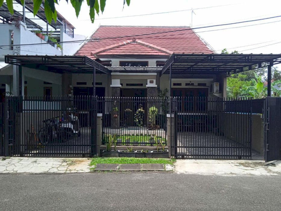 DIJUA RUMAH ASRI TERAWAT DI KOMPLEK PINUS REGENCY