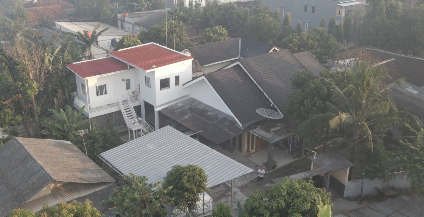 Rumah Asri Dengan Halaman Luas di Cimuning - Bekasi