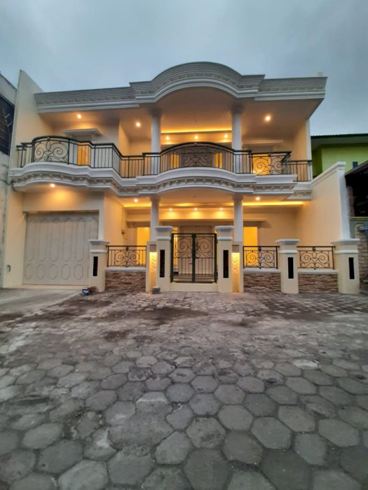 DI JUAL RUMAH MEWAH STRATEGIS(dekat Akmil,artos Mall)MAGELANG JATENG