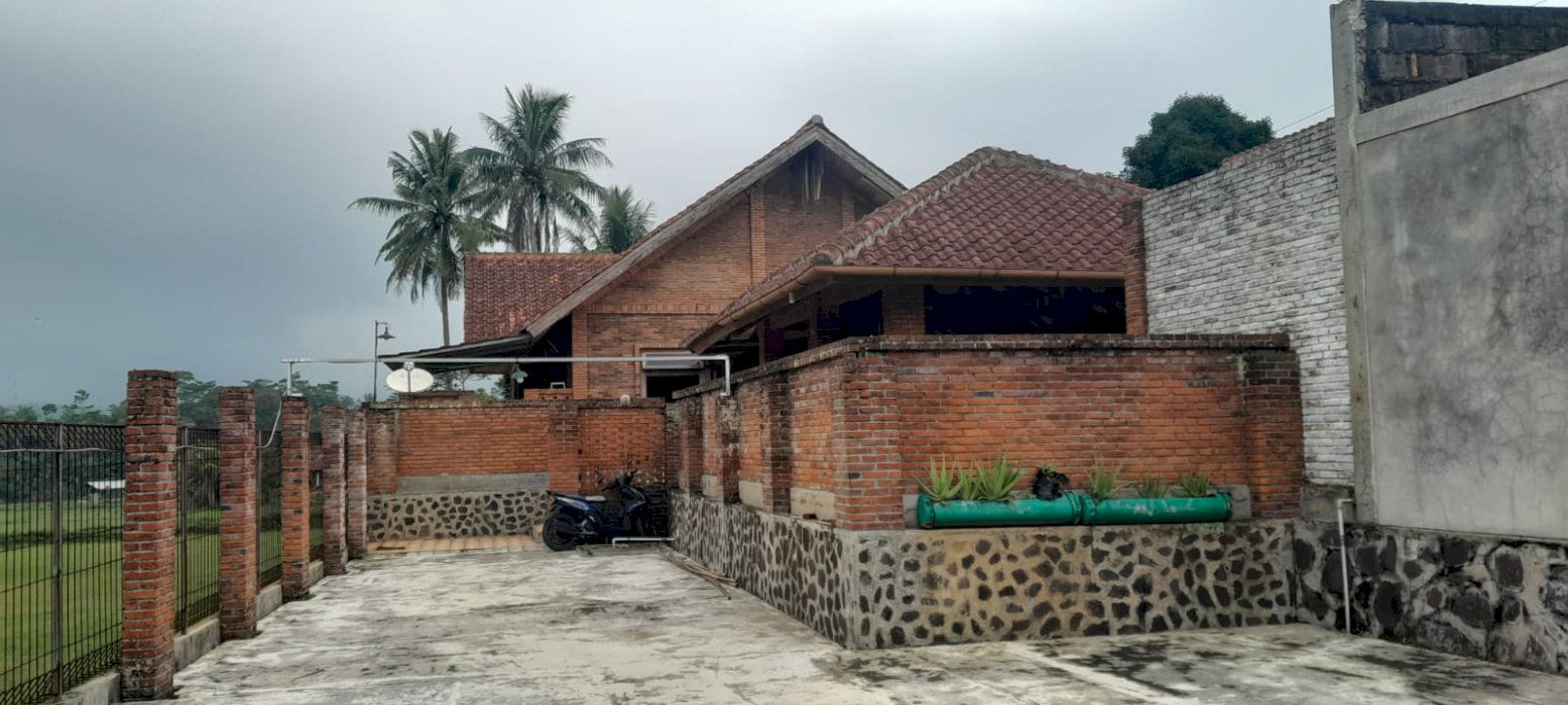 RUMAH LUAS STRATEGIS DENGAN PAVILIUN DI SUBANG JAWA BARAT