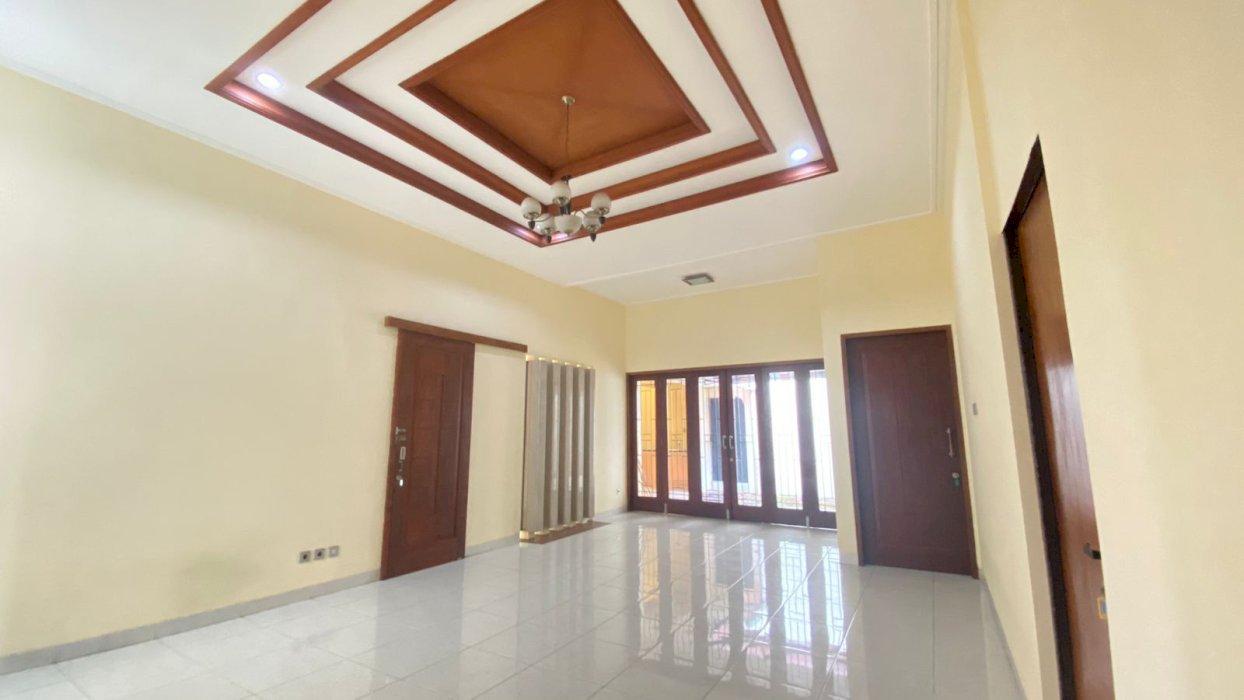 Di Sewakan Rumah  2 Lantai Siap Huni Semi Furnished