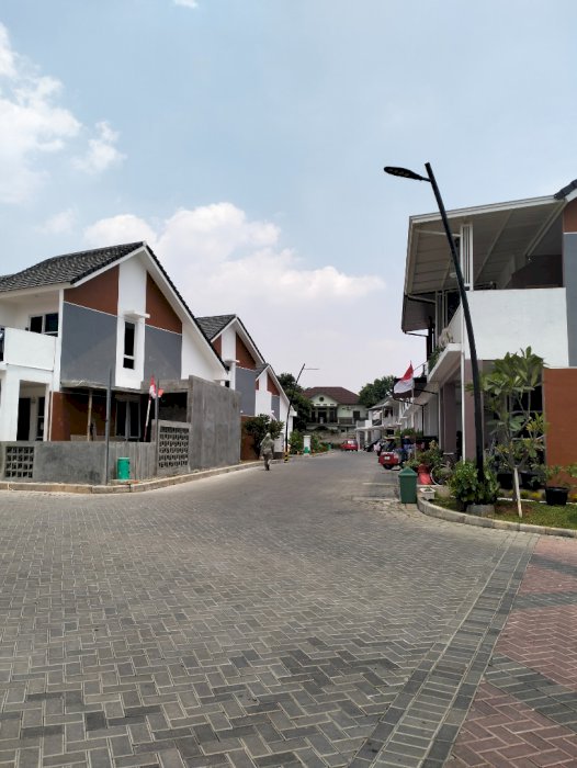 Rumah sultan harga terjangkau 2 lantai siap huni