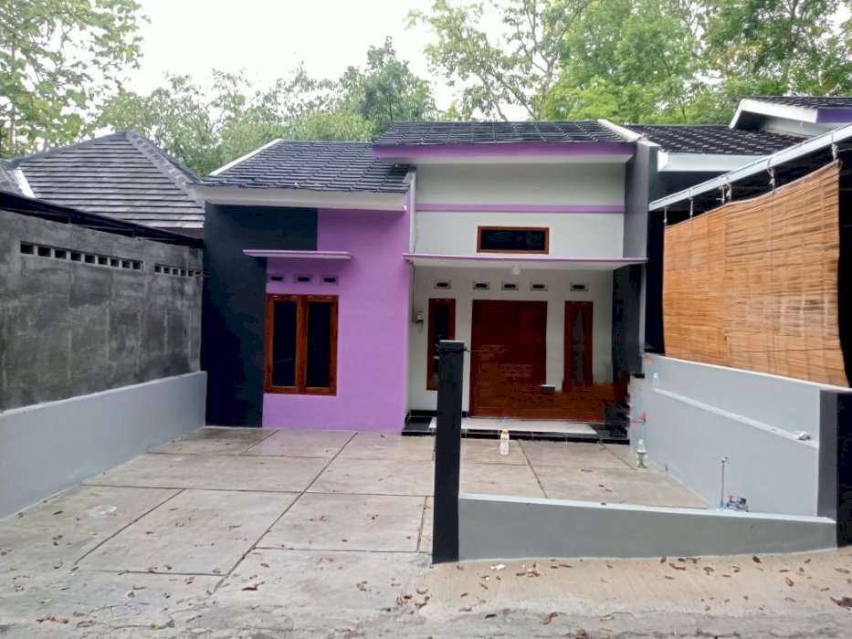 Rumah baru nan cantik siap huni masih ada sisa tanah di belakang