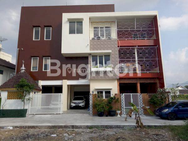RUMAH 3 LANTAI SIAP HUNI JALAN MT. HARYONO UNGARAN