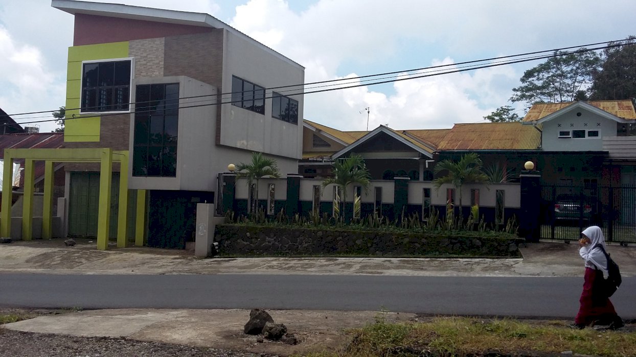 Rumah dan ruko  sebagian  disewa  FIF dan Perusahaan Gudang Garam