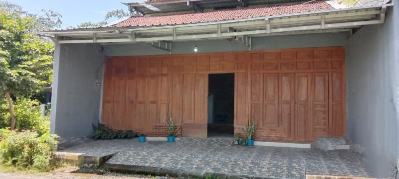 Rumah bagian depan model gebyok kayu jati luas tanah 100m2