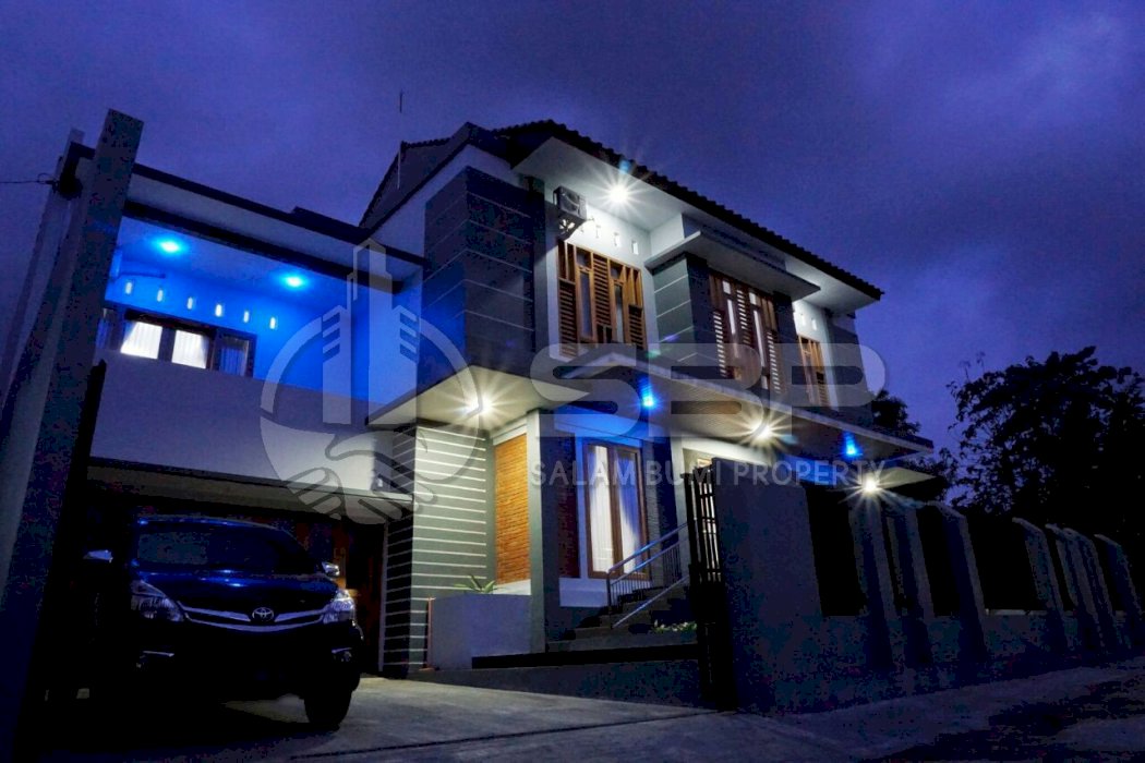 Rumah Mewah 2,5 Lantai Kolam Renang Pribadi