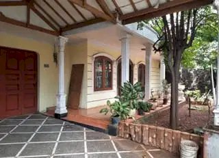 MURAH!!!Rumah di tepi jalan di Utan Kayu Jakarta Timur