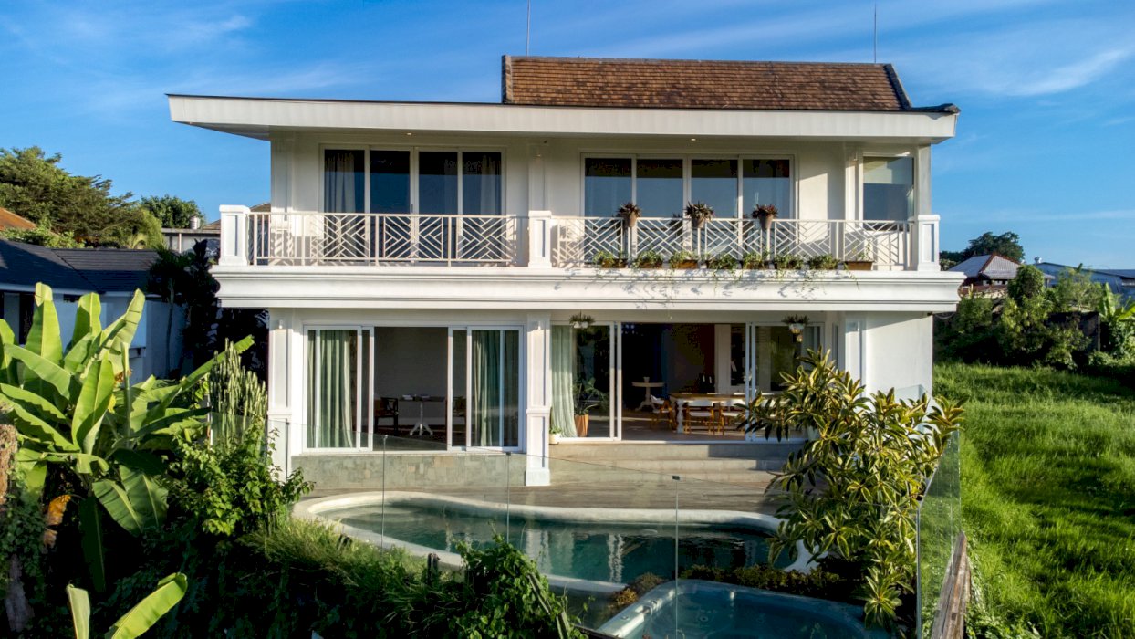 VILLA LUXURY LOKASI CANGGU BADUNG BALI
