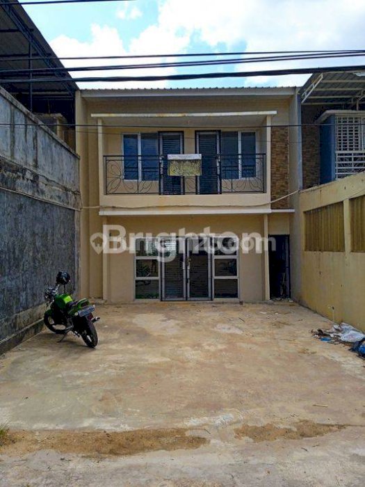 Dijual Rumah: RUMAH 3 LANTAI TIBAN