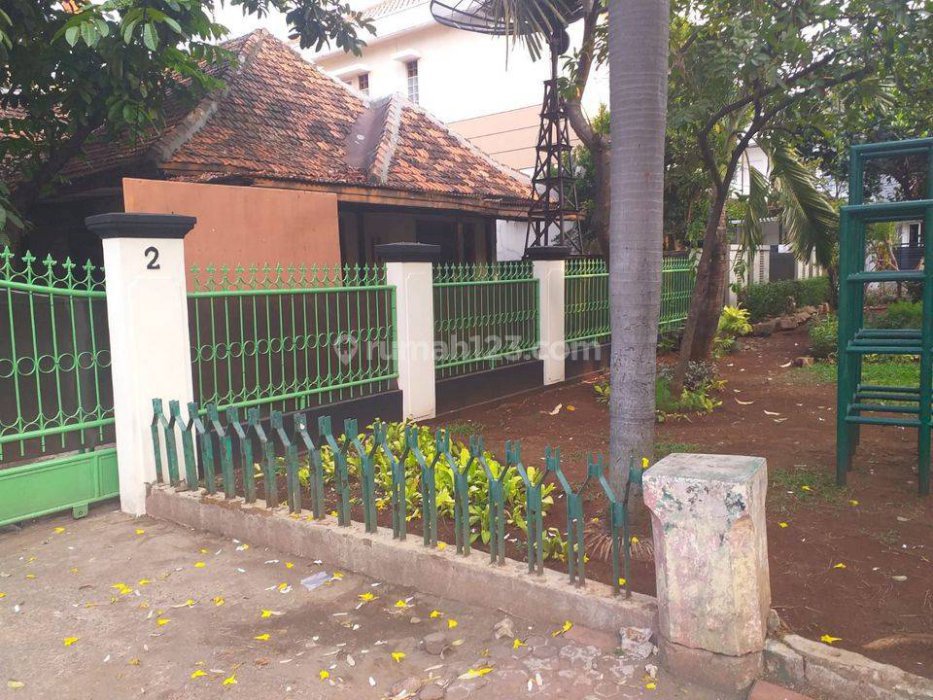 Rumah Tua Hitung Tanah di Tebet, Cocok Untuk Kantor atau Kos-kosan
