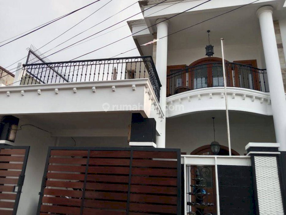 Rumah Kokoh 2,5 Lt Cantik di Pondok Bambu, Jakarta Timur