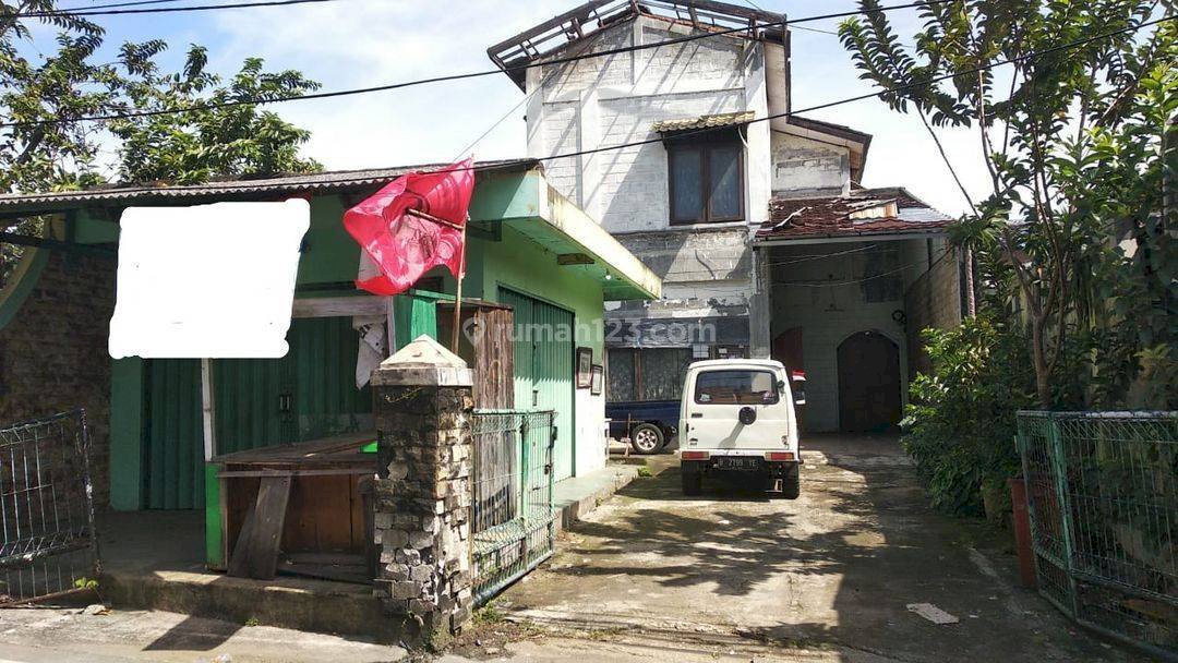 Rumah Tua Dan Ruang Usaha Bebas Banjit Di Dukuh, Kramat Jati