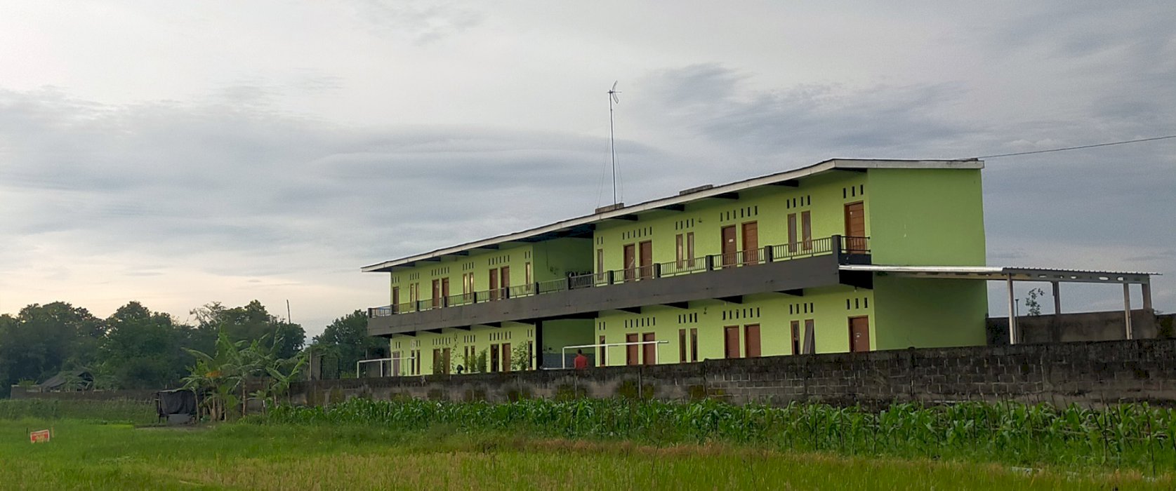 RUMAH KOSTAN dg TANAH SANGAT LUAS, bisa dikembangkan 100an kamar lagi