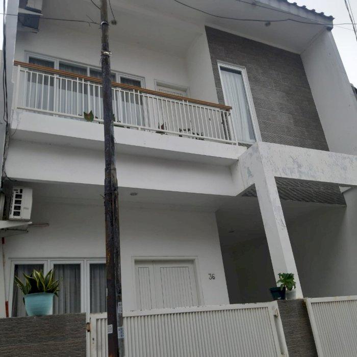 Rumah  3 lantài lebar 6n tidak banjir dekat jalur LRT