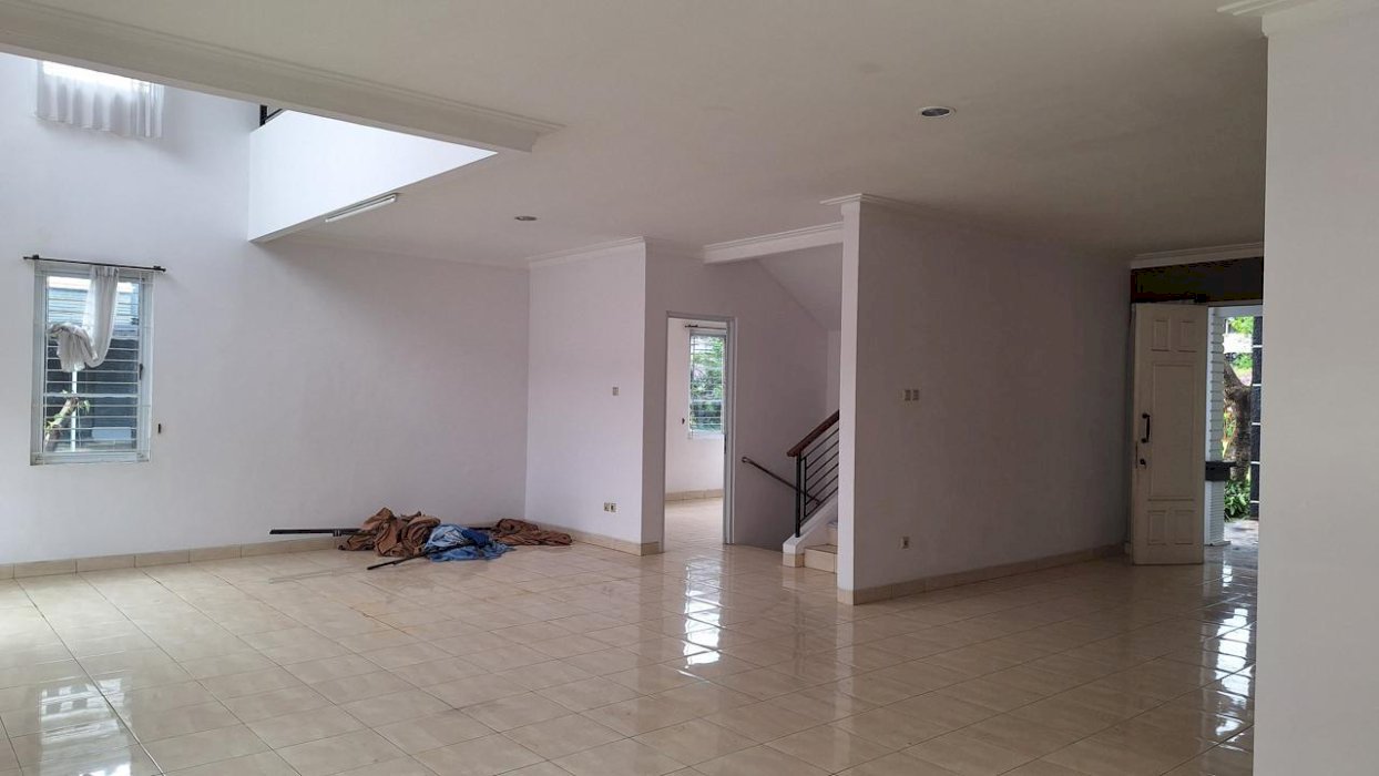 Disewakan rumah dengan kolan renang