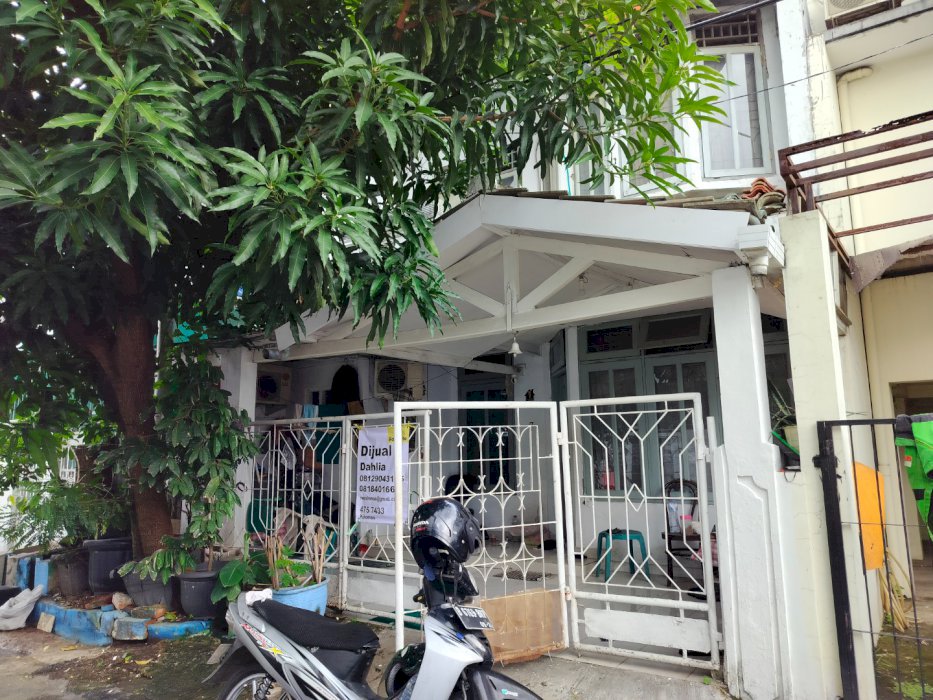Rumah lama 2 lnt lebar 7m dekat jalur lrt dan mesjid
