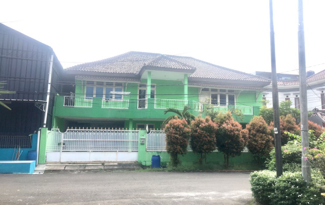 RUMAH BESAR TANAH LUAS DI KOMPLEK DOLOG JAYA JAKARTA TIMUR