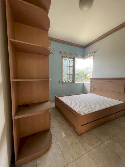 Rumah hook 2 lantai ada kolam renang