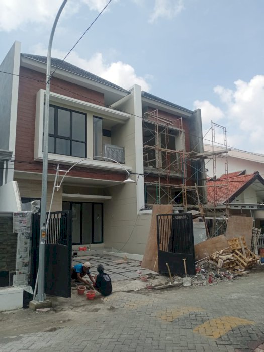 RUMAH 2 LANTAI  LOKASI STRATEGIS SURABAYA