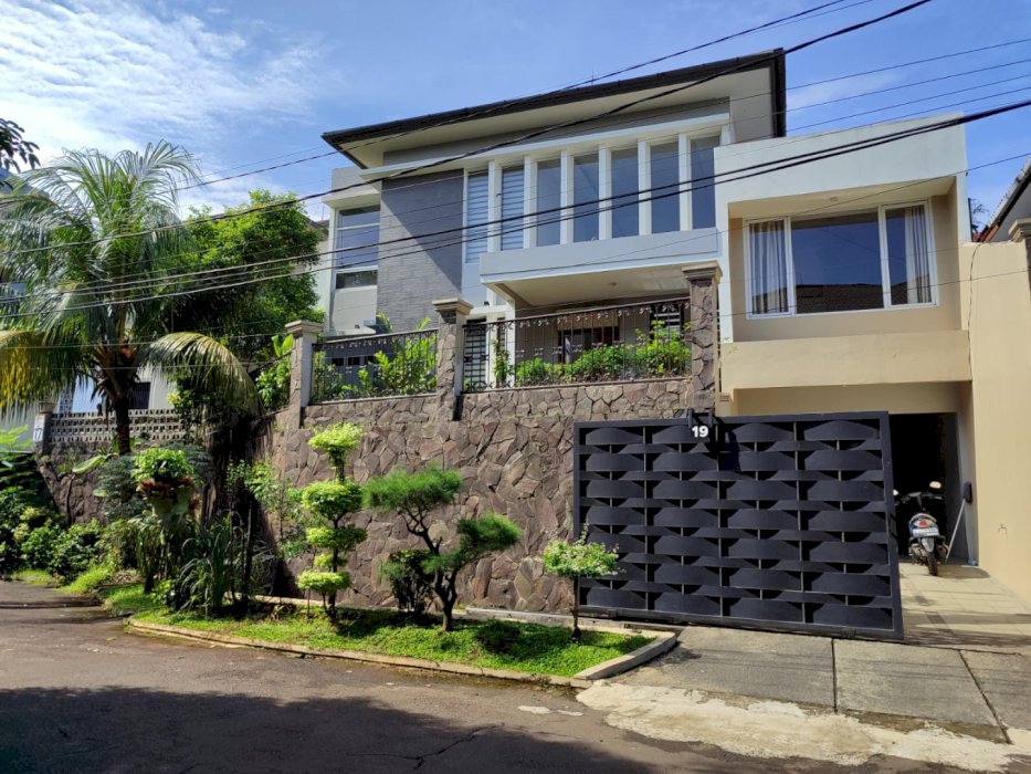 Disewakan Rumah Mewah 2 Lantai di Bukit Cinere Indah , Depok
