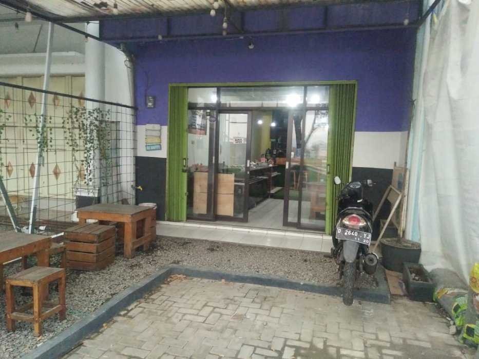 Toko sedang berjalan,2 lantai d jual dengan isinya