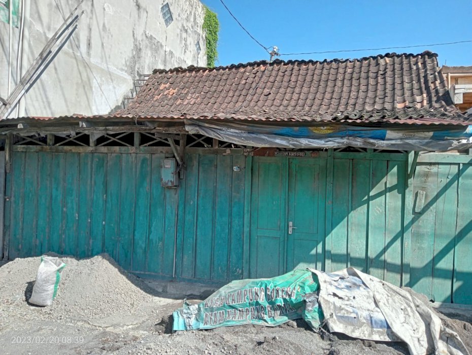 Rumah tua di pinggir jalan besar antar provinsi